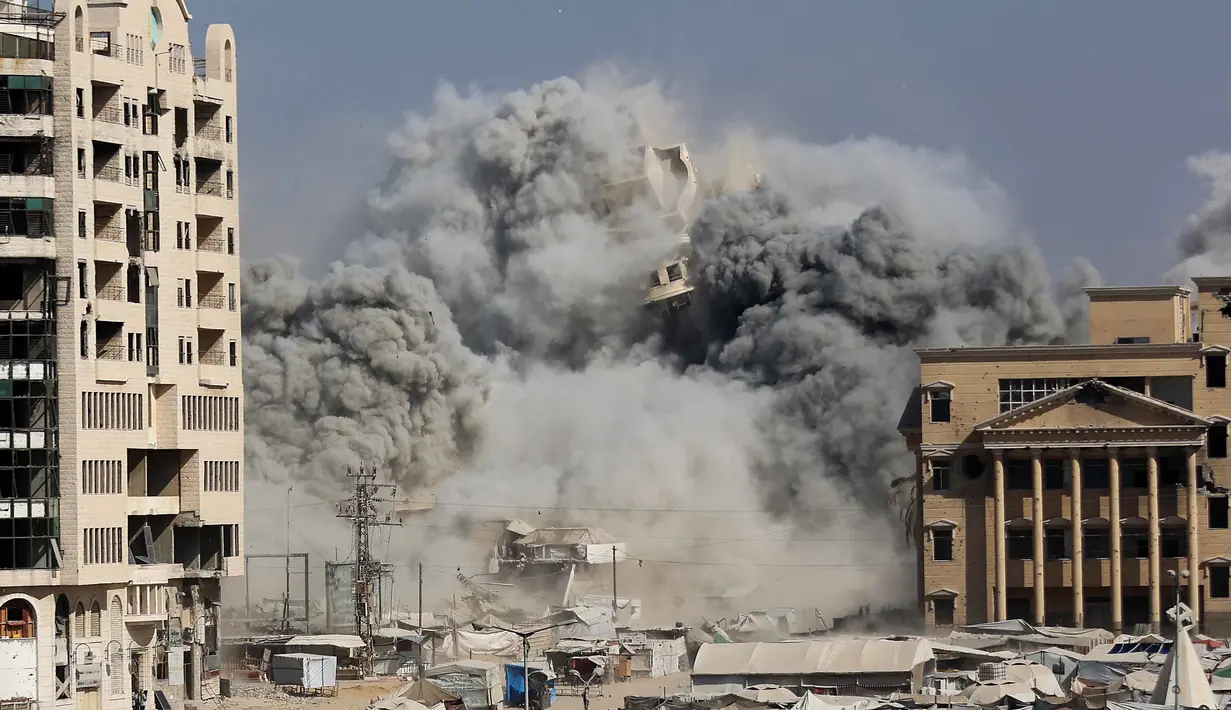 Israel melanjutkan pemboman intensif mereka yang menargetkan gedung-gedung tinggi yang diidentifikasi digunakan oleh milisi Hamas sebelum merencanakan penaklukan pusat perkotaan tersebut. (Omar AL-QATTAA/AFP)