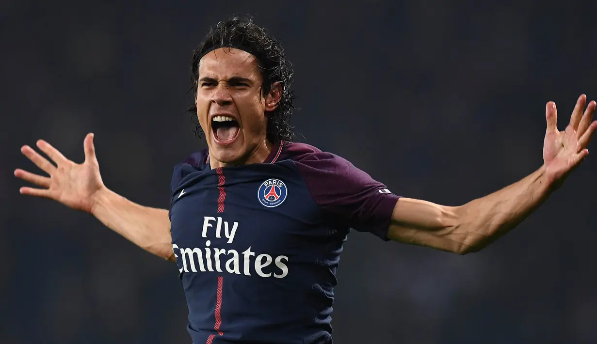 Striker PSG, Edinson Cavani, merayakan gol yang dicetaknya ke gawang Nice pada laga Ligue 1 Prancis di Stadion Parc des Princes, Paris, Jumat (27/10/2017). PSG menang 3-0 atas Nice. (AFP/Franck Fife)