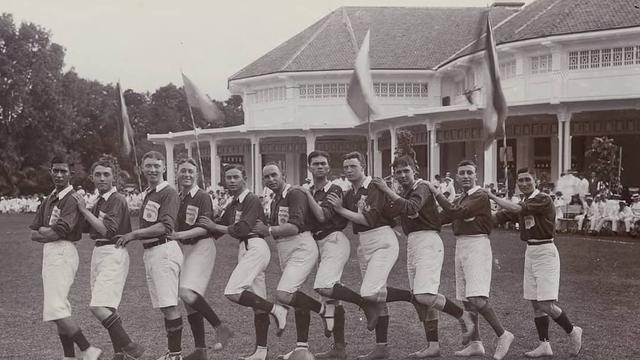 6 Potret Lawas Gaya Pemain Sepak Bola di Zaman Hindia Belanda, Keren Sejak Dulu