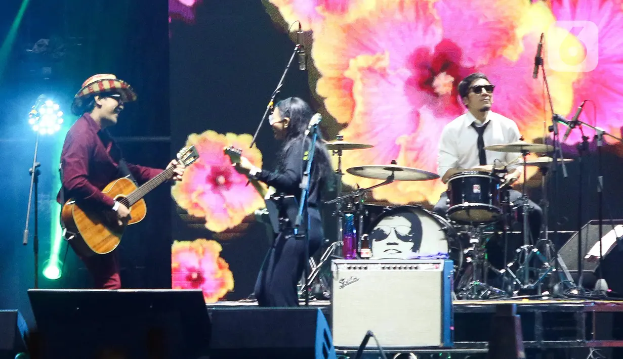 Endah N Rhesa dan Desta (kanan) saat tampil memeriahkan acara Pestapora di Gambir Expo, Kemayoran, Jakarta, Minggu (25/9/2022). Kolaborasi Vincent-Desta bersama Endah N Resha membawakan lagu-lagu Koes Plus seperti 'Bis Sekolah', 'Kolam Susu', 'Kembali ke Jakarta', dan 'Bujangan'. (Liputan6.com/Herman Zakharia)