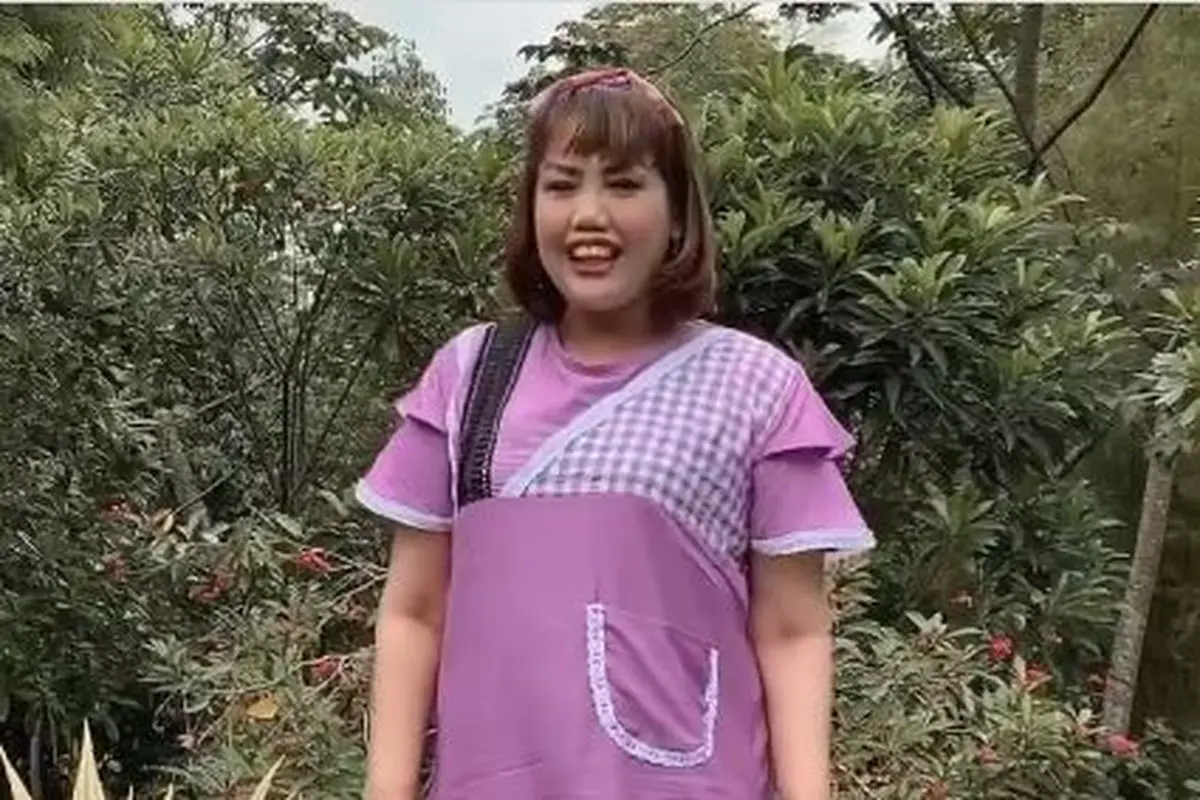 6 Potret Terbaru Elly Sugigi dengan Rambut Berponi dan Gigi Makin Rapi, Manglingi