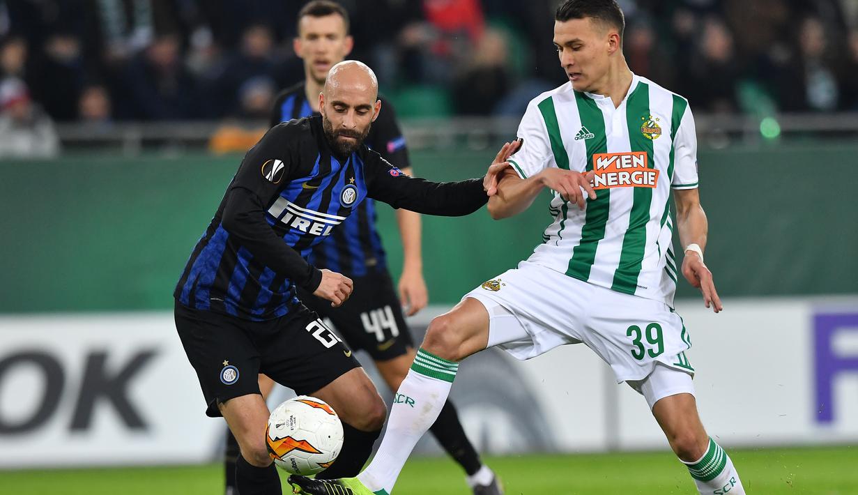 Aksi pemain Inter Milan, Borja Valero pada leg 1, 32 besar Liga Europa yang berlangsung di stadion Allianz, Wina, Jumat (15/2). Inter Milan menang 1-0 atas Rapid Wina. (AFP/Joe Klamar)
