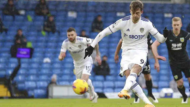 Foto Liga Inggris: Patrick Bamford Bawa Leeds United Menang Tipis Atas Burnley