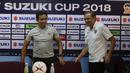 Pelatih Timnas Indonesia, Bima Sakti, bersama pelatih Thailand, Milovan Rajevac, saat jumpa pers di Stadion Rajamangala, Bangkok, Jumat (16/11). Indonesia akan melawan Thailand pada laga Piala AFF 2018. (Bola.com/M. Iqbal Ichsan)