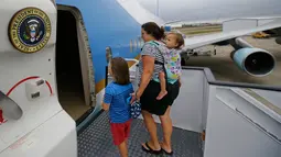 Alysia Palmisciano dan anak-anaknya memasuki replika pesawat kepresidenan AS ketika pameran Air Force One Experience di North Kingstown, 18 September 2017. Pesawat replika itu digunakan untuk pusat pembelajaran sekolah. (AP Photo/Stephan Savoia)
