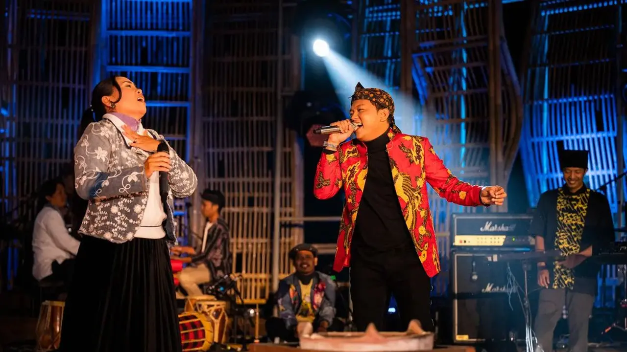 Denny Caknan bersama Ring of Fire di Jazz Gunung Bromo 2023 (https://www.instagram.com/p/CvAfc_FvOG1/)