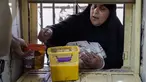 Seorang wanita menerima makanan gratis yang dibagikan menjelang buka puasa saat bulan suci Ramadhan di Masjid Abdul Qadir al Gailani, Baghdad, Irak, Kamis (13/4/2023). (AP Photo/Hadi Mizban)