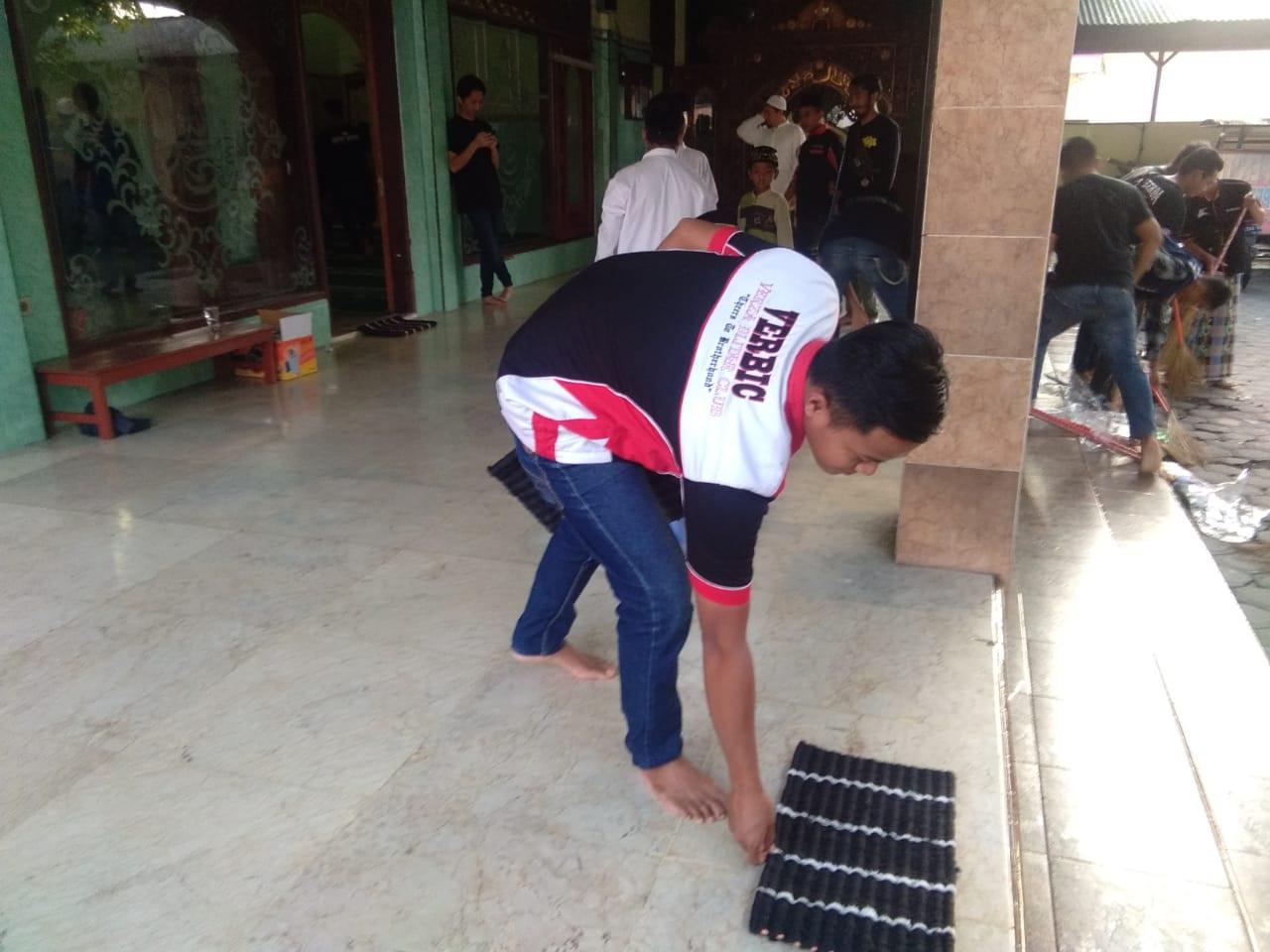 Bikers Honda di Blitar bersihkan Masjid (Istimewa)