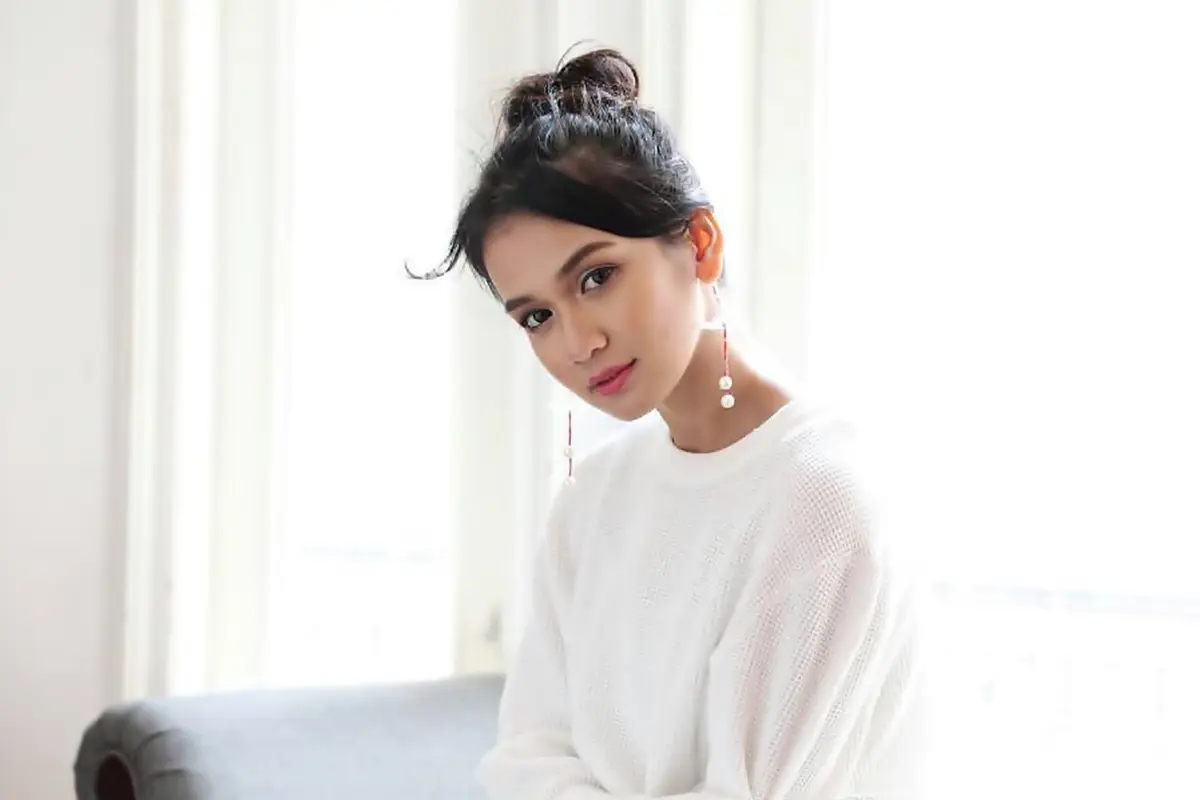 FOTO: Gaya Dea Annisa Dalam Busana White On White Ini Makin Menawan