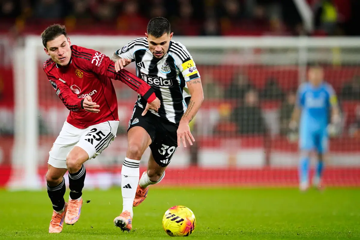 Pemain Manchester United, Manuel Ugarte (kiri), berebut bola dengan pemain Newcastle, Bruno Guimaraes