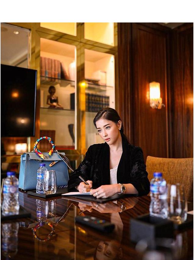 Jadi Sorotan, Ini 7 Gaya Pramugari Siwi Widi dengan Koleksi Tas Mewahnya