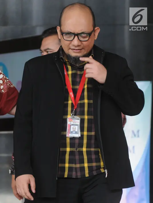 Penyidik KPK Novel Baswedan usai menggunjungi gedung KPK, Jakarta, Rabu (11/4). Novel Baswedan selesai menjalani perawatan di rumah sakit Singapura yang kedua hingga kini kasus penyiraman air keras genap satu tahun. (Merdeka.com/Dwi Narwoko)