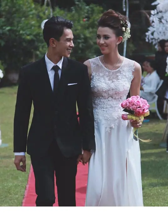 <p>Disaat kariernya sedang moncer, Dahlia memutuskan untuk menikah muda. Tahun 2015, ia menikah dengan Fandy Christian. Sebelumnya, Dahlia menyabet penghargaan sebagai Artis Pendamping Paling Ngetop SCTV Awards 2014. [Instagram/dahliachr]</p>