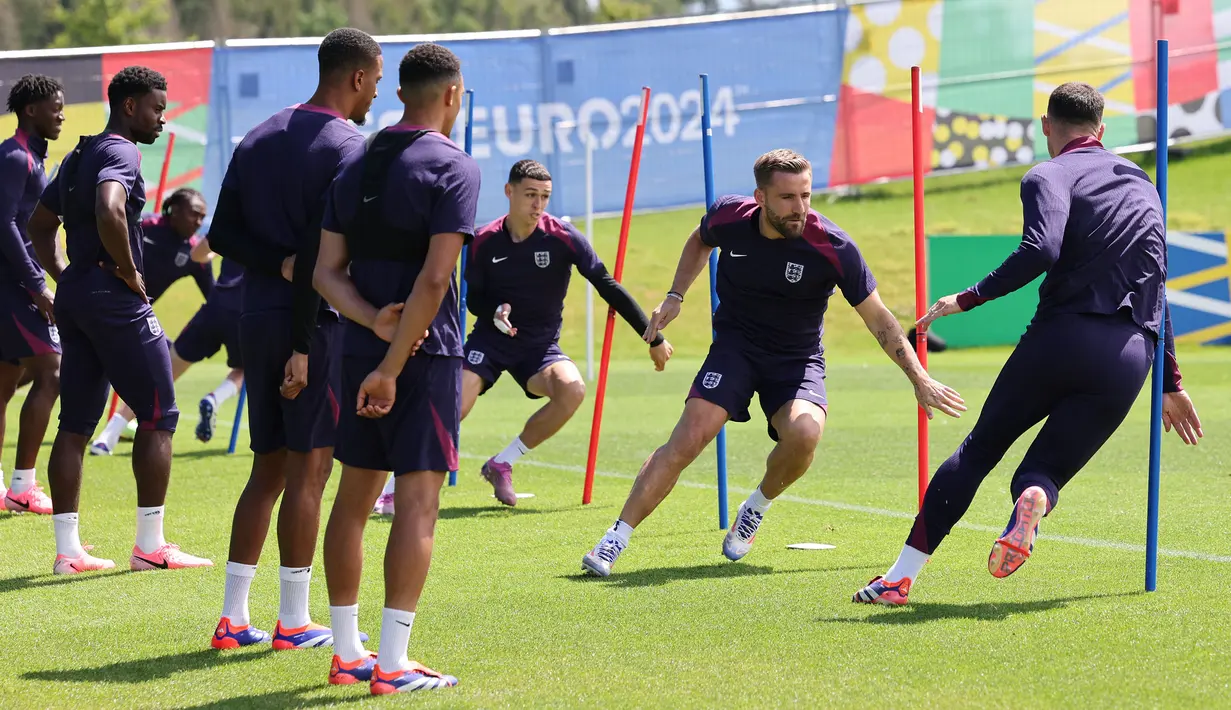 Sejumlah pemain Timnas Inggris melakukan latihan menjelang laga final Euro 2024 melawan Spanyol di Blankenhain, Jerman, Sabtu (13/07/2024) WIB. (AFP/Adrian Dennis)