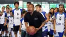 Mantan pemain NBA, Muggsy Bogues membawa bola pada acara Regional Selection Camp Jr. NBA Indonesia 2018 di Cilandak Sport Center, Jakarta. Pemain terpendek ini melatih anak-anak bermain bola basket. (Liputan6.com/Fery Pradolo)