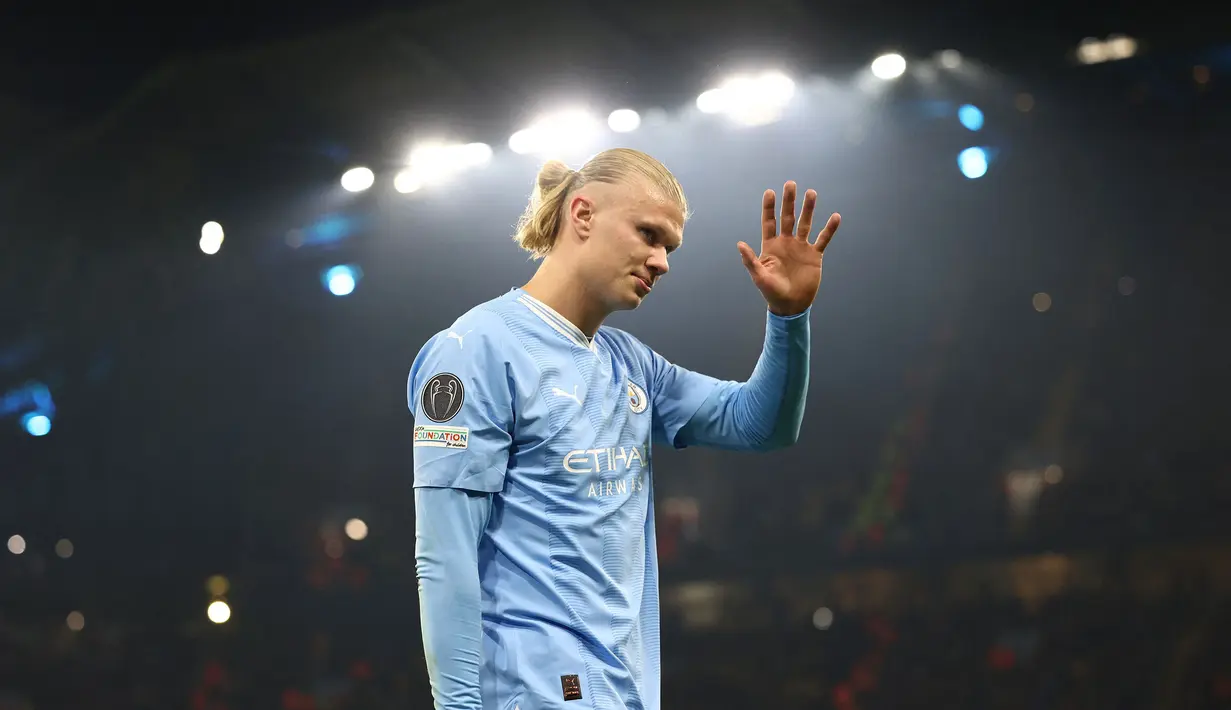 Pemain Manchester City, Erling Haaland berjalan meninggalkan lapangan saat ditarik keluar oleh pelatih Pep Guardiola pada laga lanjutan Grup G Liga Champions 2023/2024 melawan Young Boys di Etihad Stadium, Manchester Inggris, Rabu (08/11/2023) WIB. (AFP/Oli Scarff)