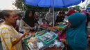 Kawasan Jalan Panjang, Jakarta Barat, pada setiap Ramadan menjadi salah satu lokasi favorit warga untuk mencari menu berbuka puasa. (Liputan6.com/Angga Yuniar)