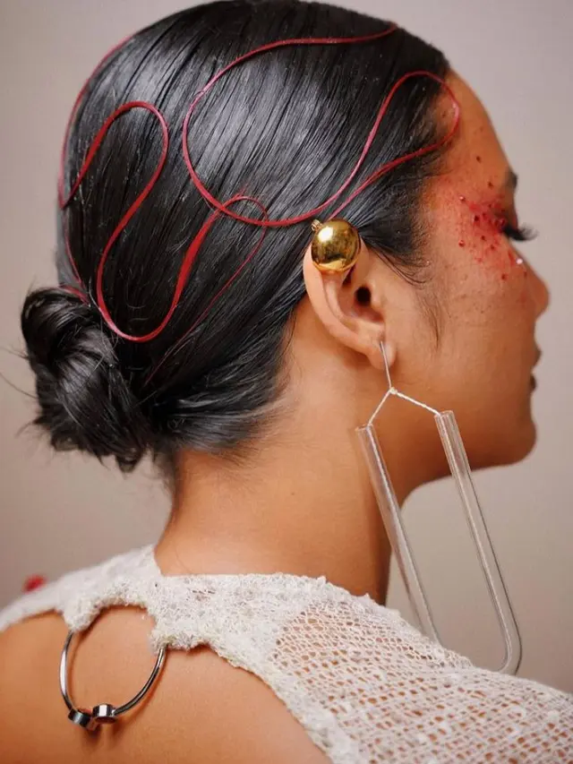 Potret Detail Makeup Dramatis Tara Basro dengan Percikan Darah di Gala Premiere Pengabdi Setan 2