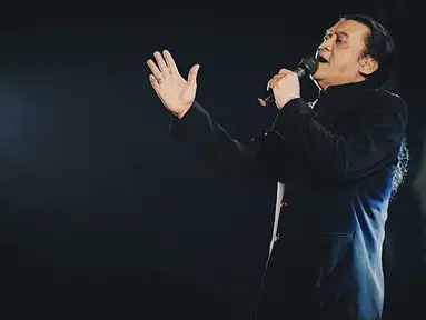 Didi Kempot sudah aktif bermusik sejak 1989 silam. Sebelum namanya terkenal sebagai penyanyi campursari, Didi Kempot pernah berduet dengan Viara lewat single andalan Bungkus Saja pada 1993. Bukan campursari melainkan lagu pop dengan upbeat modern.   (Liputan6.com/IG/@didikempot_official)