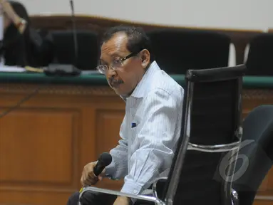 Direktur PT Media Karya Sentosa Antonio Bambang Djatmiko menjalani sidang lanjutan di Pengadilan Tipikor, Jakarta, Senin (6/4/2015). Terdakwa suap mantan Bupati Bangkalan Fuad Amin itu dituntut pidana penjara tiga tahun. (Liputan6.com/Herman Zakharia)