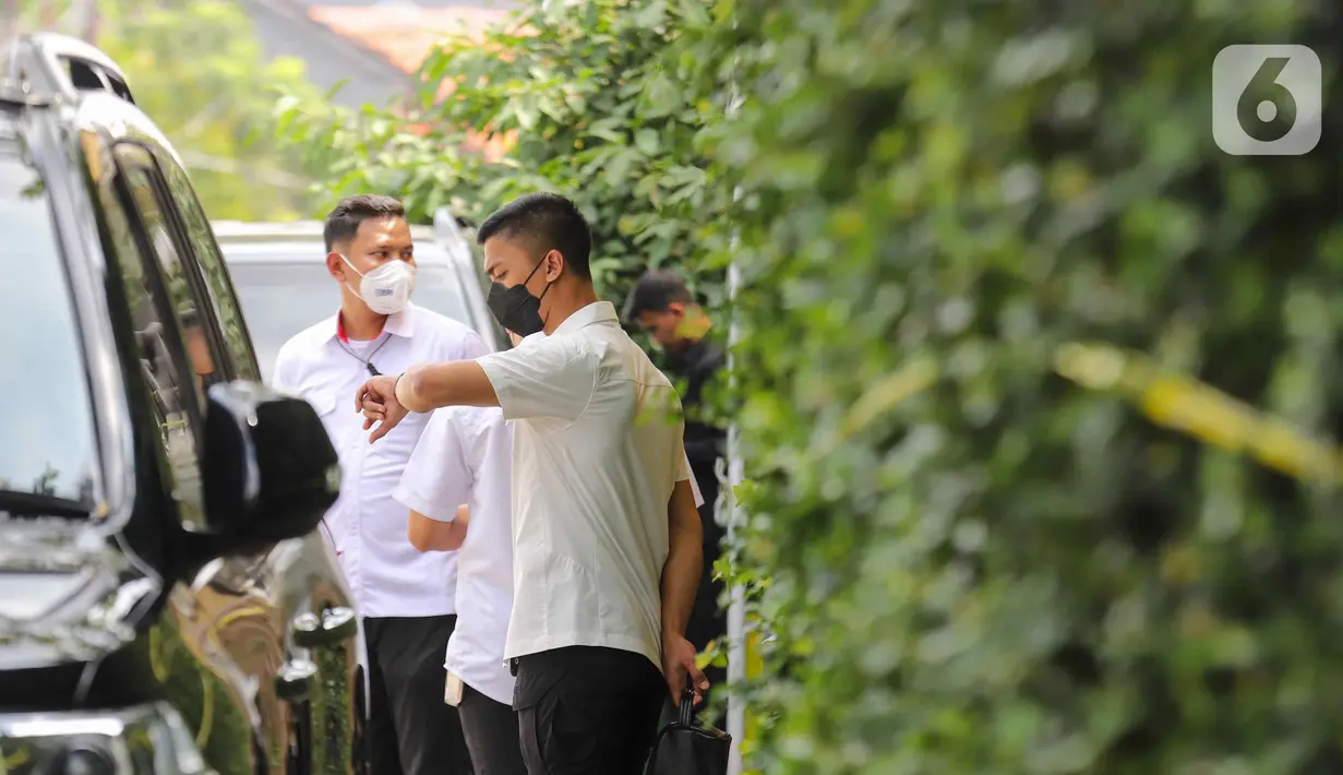 Tim khusus (Timsus) Kepolisian melakukan uji balistik laboratorium forensik yang dilakukan di rumah dinas Kadiv Propam Polri nonaktif, Irjen Ferdy Sambo, di kawasan Duren Tiga, Jakarta Selatan, Senin (1/8/2022). Tim khusus yang dibentuk oleh Kapolri Jenderal Listyo Sigit melakukan pendalaman uji balistik labfor untuk mendalami penembakan Brigadir Joshua atau Brigadir Nopriansyah Yoshua Hutabarat terutama soal senjata api atau balistik. (Liputan6.com/Herman Zakharia)