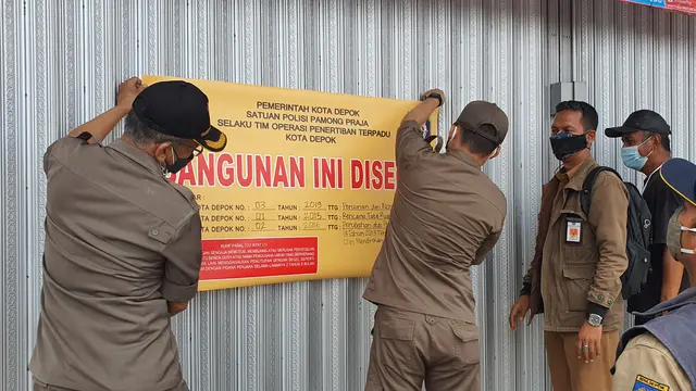 Satpol PP Kota Depok melakukan penyegelan minimarket di Jalan Raya Margonda