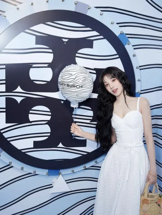 Melalui keterangan rilis yang diterima Fimela, Yuqi mengenakan Cotton Broderie Anglaise Dress warna putih yang ditaksir senilai USD698. [@yuqisong.923].