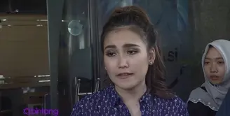 Ayu Ting Ting terus mendukung Zaskia Gotik agar tetap fokus terhadap pekerjaannya, meskipun sedang tertimpa kasus ‘hina lambang negara’. Bahkan, kabarnya Zaskia sampai tidak nafsu makan karena kepikiran. Apakah betul?