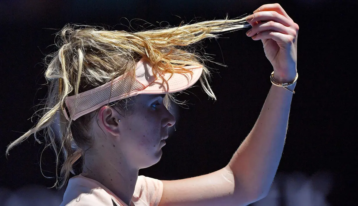 Petenis Ukraina Elina Svitolina merapihkan rambutnya saat melawan Katerina Siniakova dari Republik Ceko pada putaran kedua di kejuaraan tenis Australia Terbuka di Melbourne, Australia, (17/1). (AP Photo / Andy Brownbill)