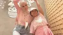 Potret Liburan Angel Lelga dan Putrinya, Kompak Pakai Outfit Kembar (Sumber: Instagram/angellelga)