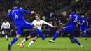 Gelandang Tottenham Hotspur, Christian Eriksen, melepaskan tendangan ke gawang Cardiff City pada laga Premier League di Stadion Cardiff City, Selasa (1/1). Tottenham Hotspur menang 3-0 atas Cardiff City. (AP/Mark Kerton)