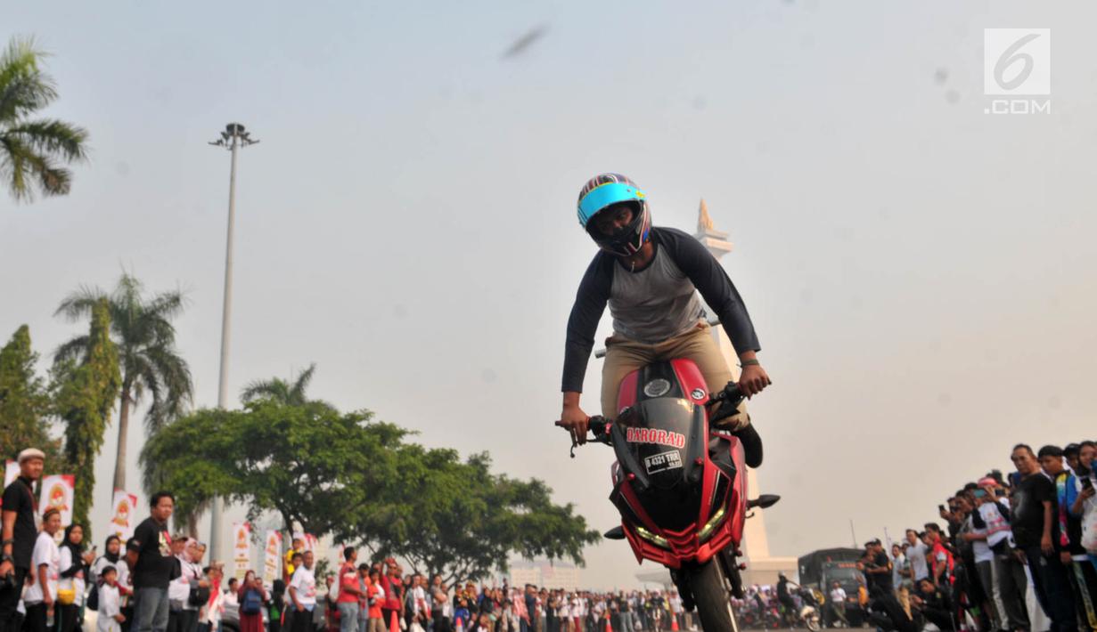 Freestyler melakukan atraksi freestyle sepeda motor saat memeriahkan Festival Damai Millenial Road Safety di Monas, Jakarta, Minggu (23/6/2019). Festival ini menyosialisasikan disiplin berlalu lintas serta merajut persatuan dan kesatuan, khususnya generasi millienial. (merdeka.com/Iqbal Nugroho)