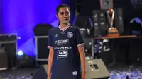 Arema FC melaunching jersey baru untuk Liga 1 2022/2023. Ada enam motif jersey yang dikenalkan dalam acara launching di Stadion Gajayana Malang, Rabu (20/27/2022). (Bola.com/Iwan Setiawan)