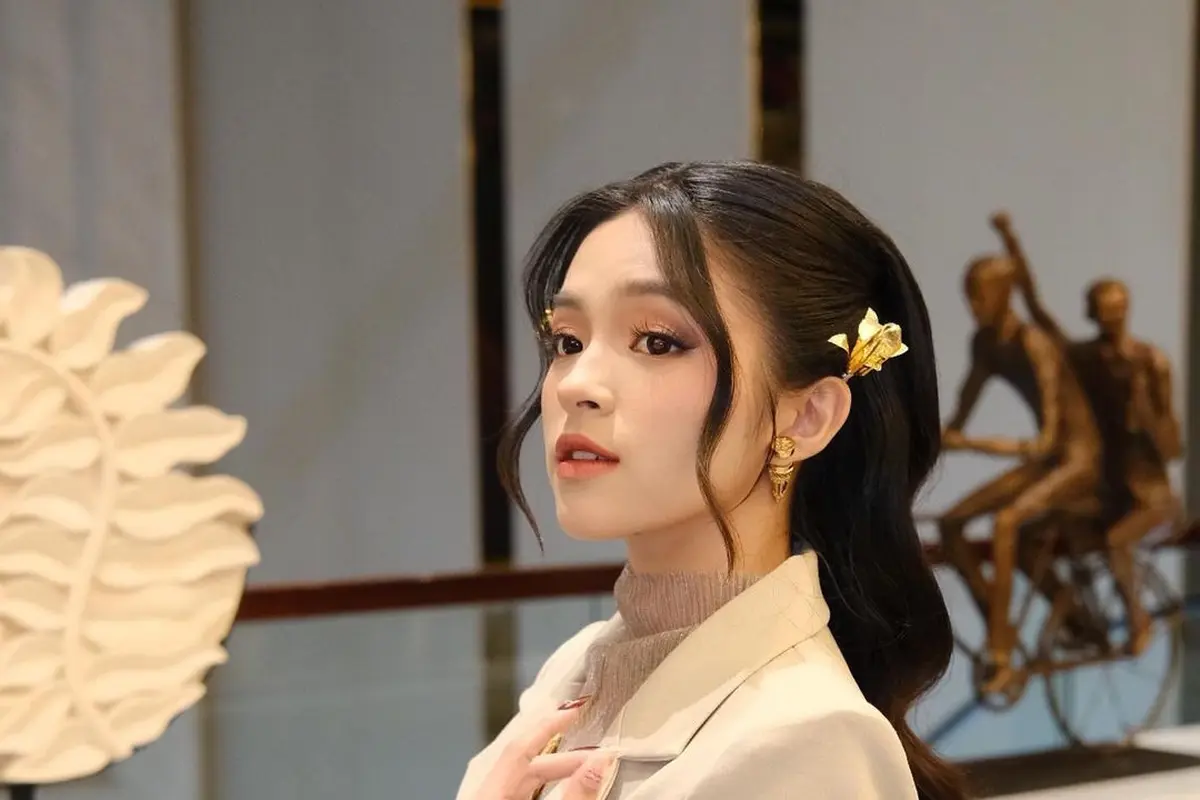 Gaya Etnik Kekinian Elsa Japasal dengan Sentuhan Wastra di Gala Dinner Indonesia-Afrika Forum 2024