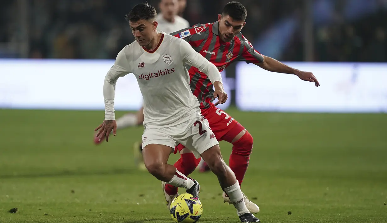 Bek Cremonese, Johan Vasquez berebut bola dengan penyerang AS Roma, Paulo Dybala pada laga pekan 24 Serie A 2022/2023 di Giovanni Zini Stadium, Italia, pada Rabu (1/3/2023) dini hari WIB. AS Roma tertahan di urutan kelima dengan 44 poin. (Spada/LaPresse via AP)