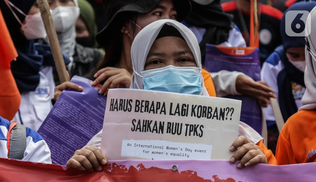(8/3/2022). Buruh perempuan yang tergabung dari beberapa serikat buruh menggelar aksi memperingati Hari Perempuan Internasional atau International Women's Day (IWD) 2022. (Liputan6.com/Johan Tallo)