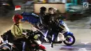 Pemudik bersepeda motor melintasi ruas Jalan Raya Kalimalang, Bekasi, Jawa Barat, Kamis (22/6). Situasi malam hari masih menjadi pilihan para pemudik yang menggunakan sepeda motor ke kampung halamannya. (Liputan6.com/Angga Yuniar)