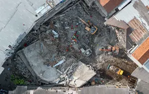 Foto udara memperlihatkan upaya tim penyelamat mencari korban reruntuhan bangunan musala di Pondok Pesantren Al Khoziny di Sidoarjo, Jawa Timur, pada 5 Oktober 2025. (Dicky Bisinglasi/AFP)