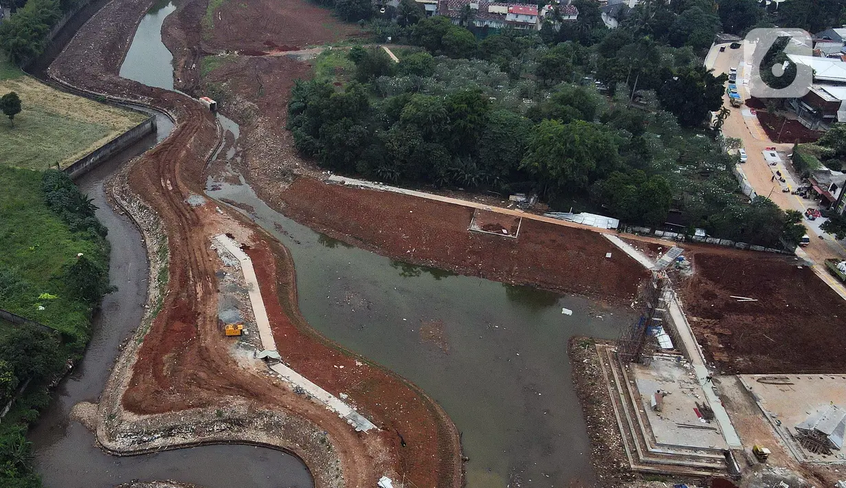 Foto udara suasana pembangunan Waduk Lebak Bulus, Jakarta Selatan, Selasa (11/10/2022). Pembangunan waduk seluas 4,4 hektare tersebut menjadi salah satu upaya untuk mengendalikan banjir akibat luapan air sungai di Jakarta Selatan. (Liputan6.com/Herman Zakharia)