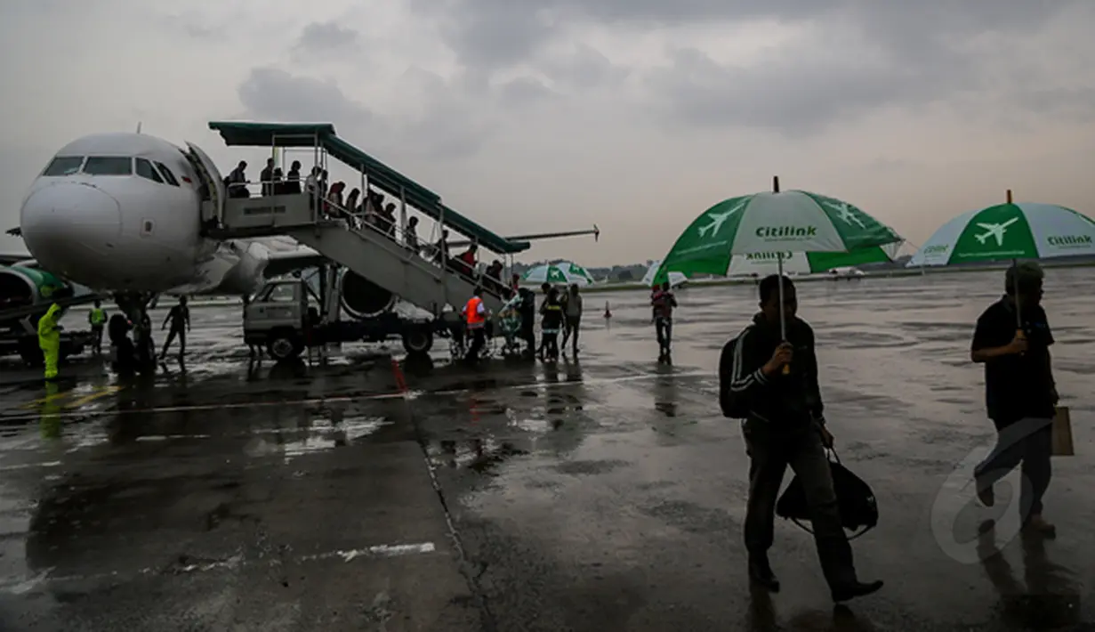 Sejumlah penumpang saat  tiba di bandara Halim Perdana Kusuma, Jakarta, Jumat (23/1/2014). (Liputan6.com/Faizal Fanani)