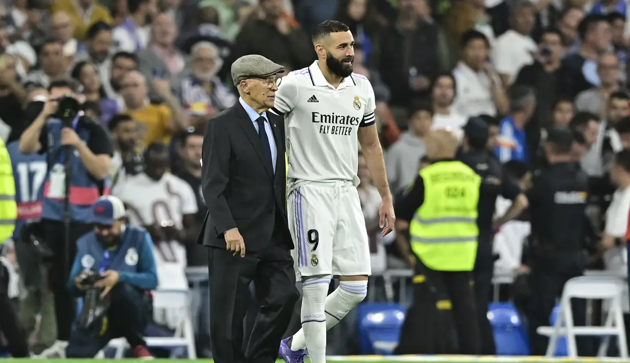 Mantan penyerang Real Madrid, Amancio Amaro Varela berjalan bersama dengan Amancio Amaro Varela sebelum pertandingan La Liga Spanyol antara Real Madrid dan Osasuna di stadion Santiago Bernabeu di Madrid pada 2 Oktober 2022. Amancio Amaro,yang juga mantan Presiden klub kehormatan, meninggal dunia pada usia 83 tahun, Selasa (21/2/2023). (AFP/Javier Soriano)