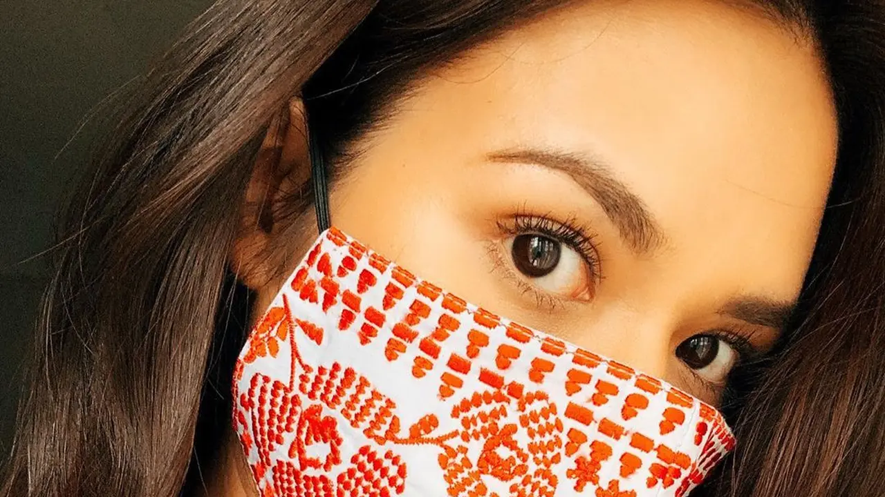 Makeup menempel di masker