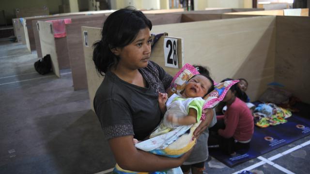 FOTO: Ratusan Orang Dievakuasi dari Lereng Gunung Merapi