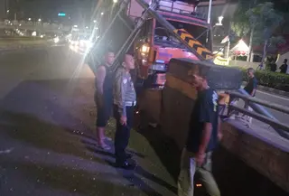 Kendaraan jenis truk dump mengalami kecelakaan lalu lintas di Jalan Gatot Subroto, Jakarta Selatan, Kamis (26/2/2026). (Foto: Istimewa)