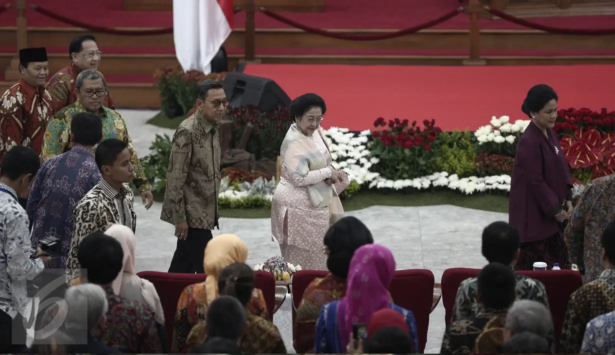 Megawati Soekarno Putri (kedua kanan) bersama Mantan Wakil Presiden Budiono hadiri peringatan lahirnya Pancasila di Gedung Merdeka, Bandung, Jawa Barat, Rabu (1/6/2016). (Liputan6.com/Faizal Fanani)