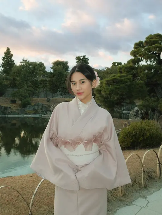 Jajal kimono di Jepang, Azizah Salsha konsisten pakai outfit satu warna. Kali ini, ia pilih warna nude pink yang selaras dengan belt putih [@azizahsalsha_]