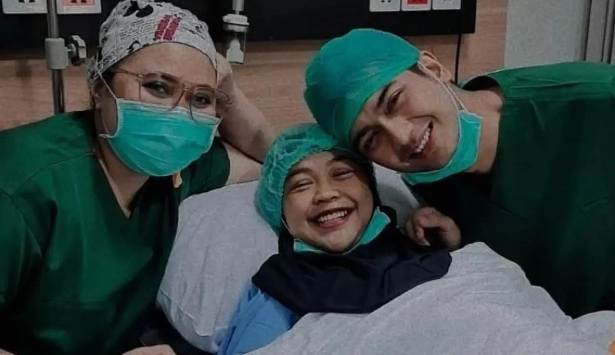 <p>Momen Melahirkan Ria Ricis. foto: Instagram @riathalitha</p>