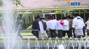 Presiden juga mengklarifikasi berbagai isu dan fitnah yang menimpa dirinya, seperti isu dikaitan dirinya dengan partai komunis Indonesia.