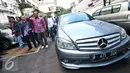 Tokoh Kalijodo Daeng Azis saat mendatangi Kantor Komnas HAM, Jakarta, Senin (15/2). Daeng ke Komnas HAM bermaksud mengadukan rencana relokasi red light district Kalijodo oleh Gubernur DKI Basuki Tjahaja Purnama (Ahok). (Liputan6.com/Faizal Fanani)