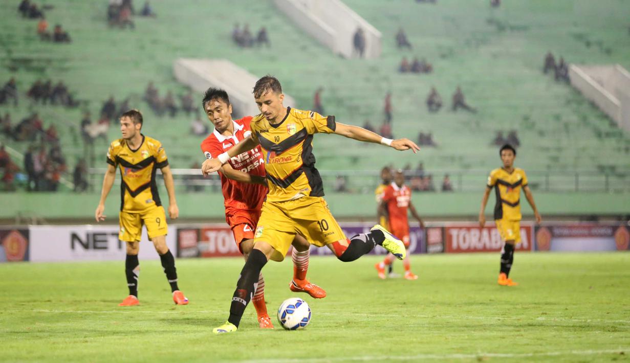 Pemain Mitra Kukar Asal Brasil, Rodrigo Do Santos (kanan) saat berebut bola dengan Pemain Persija Jakarta  pada laga Piala Jenderal Sudirman di Stadion Manahan, Solo, Sabtu (12/12/2015). (Bola.com/Nicklas Hanoatubun)